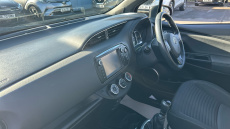 Toyota Yaris 1.33 VVT-i Design 5dr Petrol Hatchback